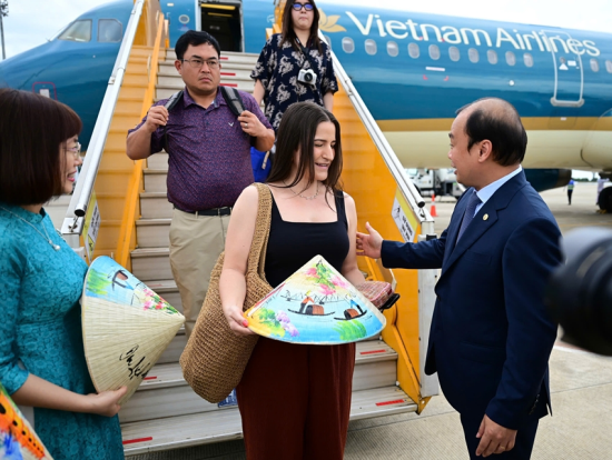 Ông Lê Hải Bình, Ủy viên Dự khuyết BCH Trung ương Đảng, Thứ trưởng Thường trực Bộ Văn hóa, Thể thao và Du lịch đón và tặng quà cho các hành khách đi trên chuyến bay 